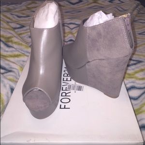 NIB GRAY WEDGES, size 9